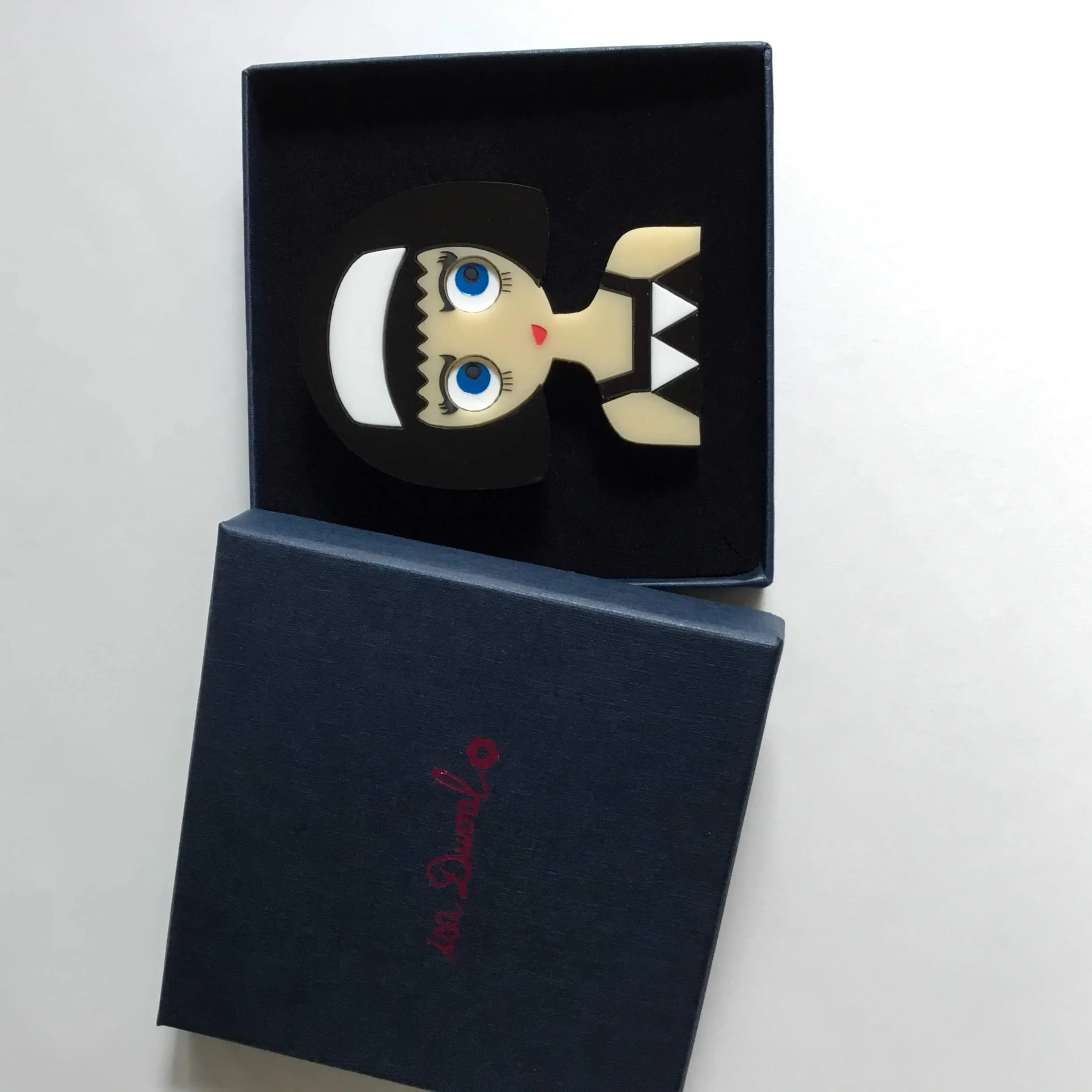 LINDA Acrylic Brooch - Fashion girl with a black and white geometric dress▫️