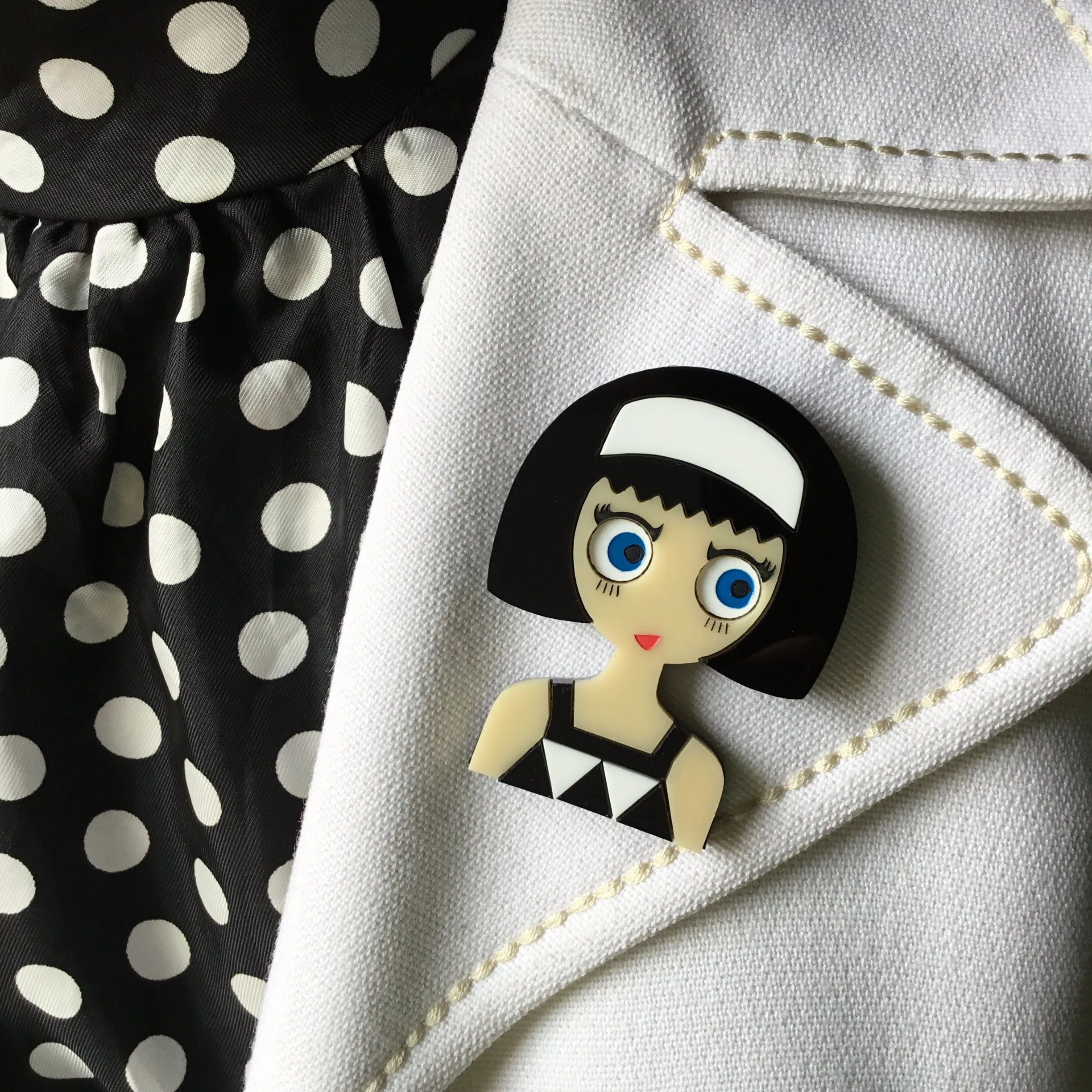 LINDA Acrylic Brooch - Fashion girl with a black and white geometric dress▫️